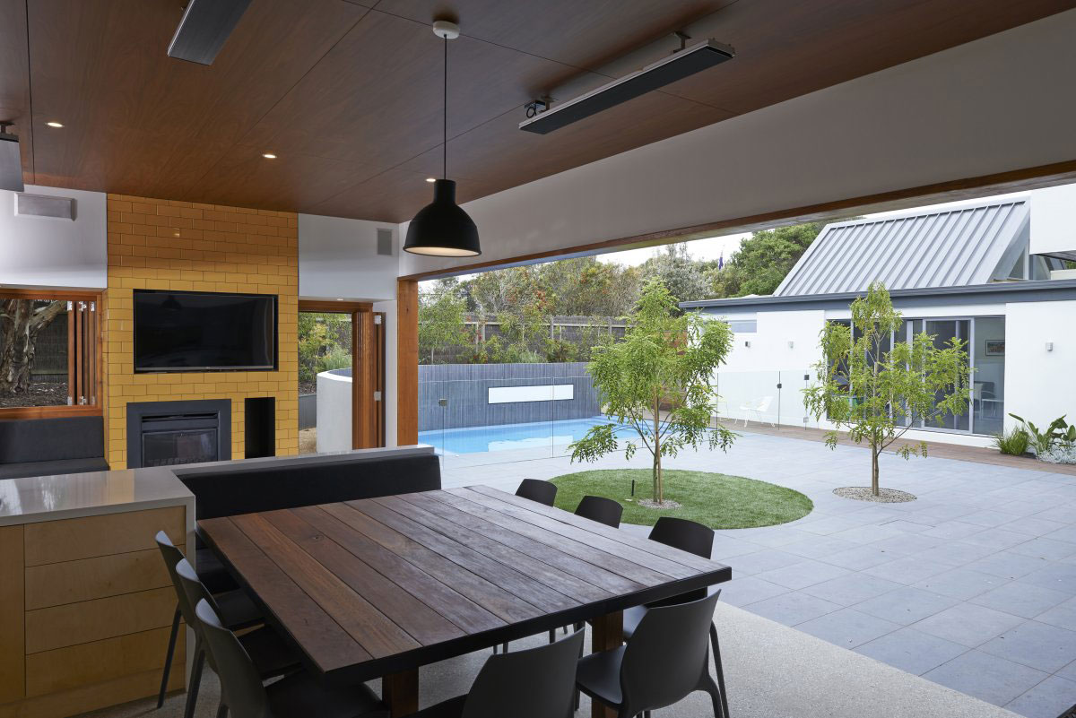 A Contemporary Summer House with a Stunning Landscaping Program in Melbourne by Dan Gayfer Field Design (17)