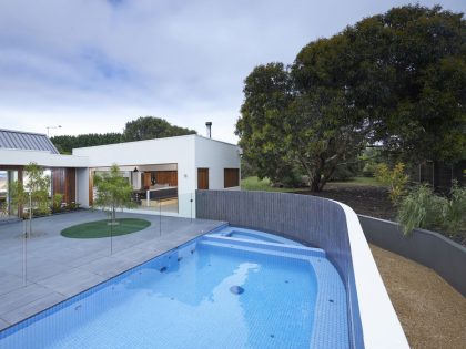 A Contemporary Summer House with a Stunning Landscaping Program in Melbourne by Dan Gayfer Field Design (2)