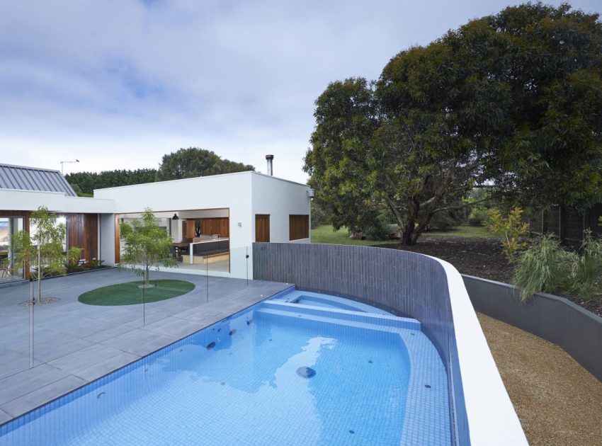 A Contemporary Summer House with a Stunning Landscaping Program in Melbourne by Dan Gayfer Field Design (2)