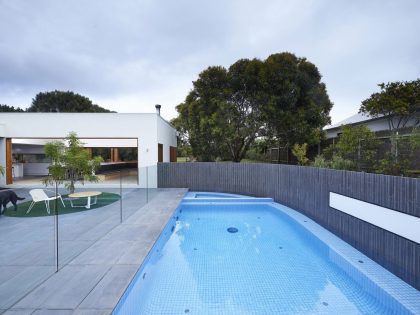 A Contemporary Summer House with a Stunning Landscaping Program in Melbourne by Dan Gayfer Field Design (3)