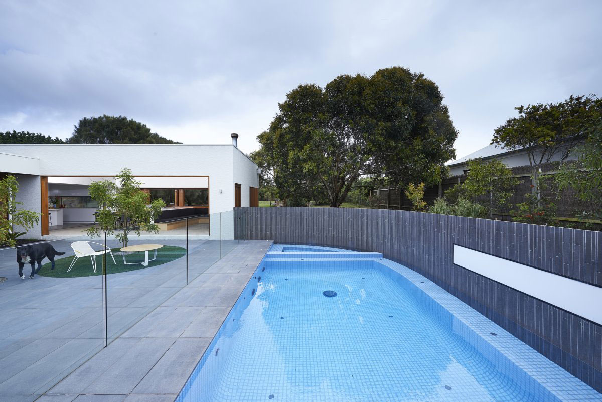 A Contemporary Summer House with a Stunning Landscaping Program in Melbourne by Dan Gayfer Field Design (3)