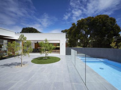 A Contemporary Summer House with a Stunning Landscaping Program in Melbourne by Dan Gayfer Field Design (4)
