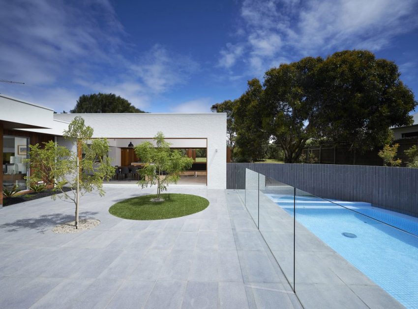 A Contemporary Summer House with a Stunning Landscaping Program in Melbourne by Dan Gayfer Field Design (4)
