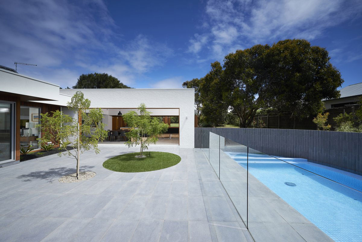 A Contemporary Summer House with a Stunning Landscaping Program in Melbourne by Dan Gayfer Field Design (4)