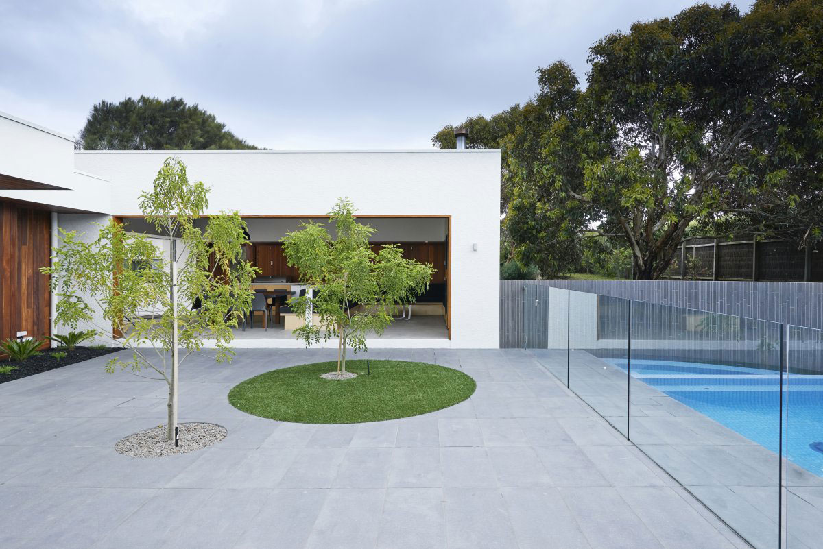 A Contemporary Summer House with a Stunning Landscaping Program in Melbourne by Dan Gayfer Field Design (5)