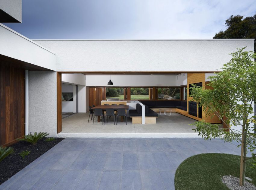 A Contemporary Summer House with a Stunning Landscaping Program in Melbourne by Dan Gayfer Field Design (6)