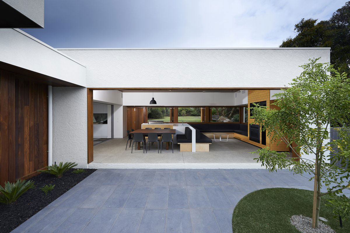 A Contemporary Summer House with a Stunning Landscaping Program in Melbourne by Dan Gayfer Field Design (6)