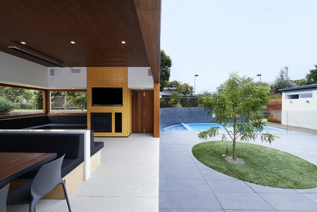 A Contemporary Summer House with a Stunning Landscaping Program in Melbourne by Dan Gayfer Field Design (7)