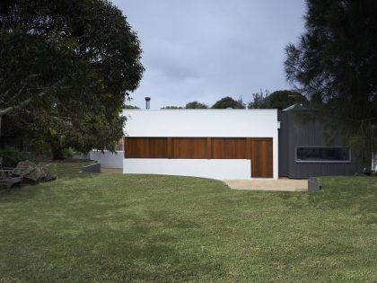 A Contemporary Summer House with a Stunning Landscaping Program in Melbourne by Dan Gayfer Field Design (8)