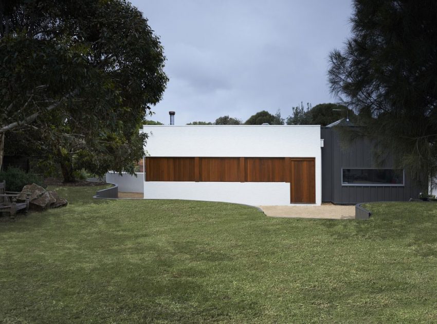 A Contemporary Summer House with a Stunning Landscaping Program in Melbourne by Dan Gayfer Field Design (8)