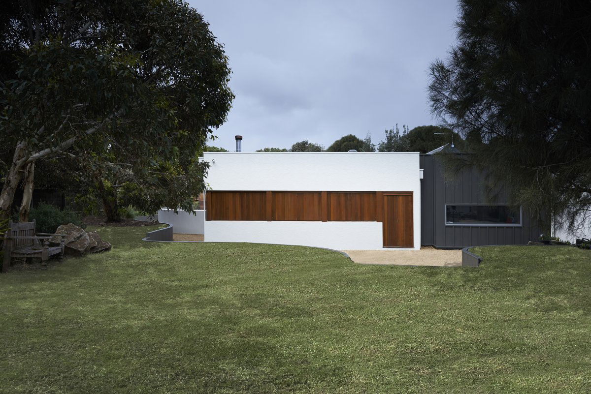A Contemporary Summer House with a Stunning Landscaping Program in Melbourne by Dan Gayfer Field Design (8)