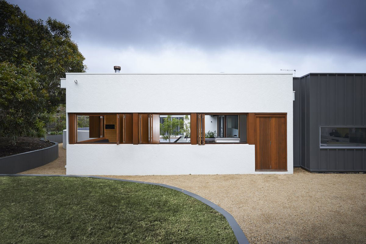 A Contemporary Summer House with a Stunning Landscaping Program in Melbourne by Dan Gayfer Field Design (9)