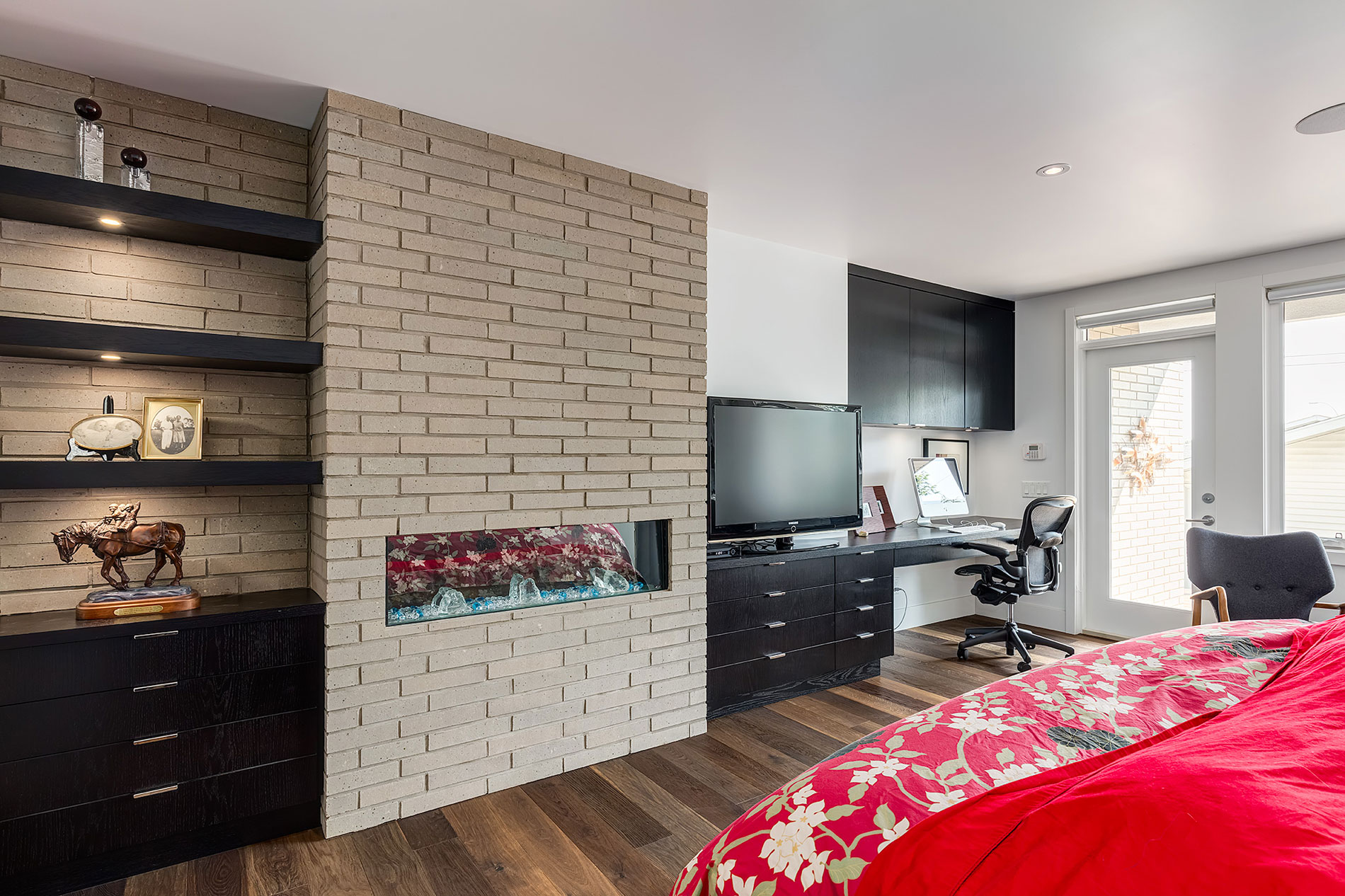 A Contemporary and Functional House with Open Spaces for a Family of Five in Calgary by DOODL (24)