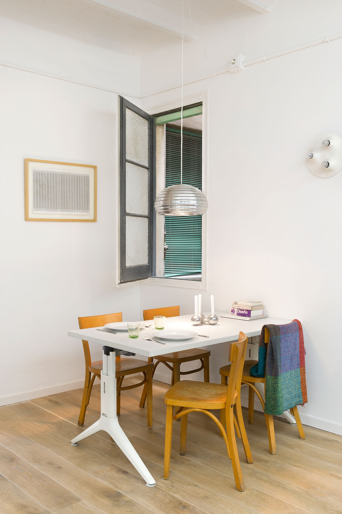 A Cosy and Vibrant Apartment with Lots of Playful Features in Barcelona by Egue y Seta (10)