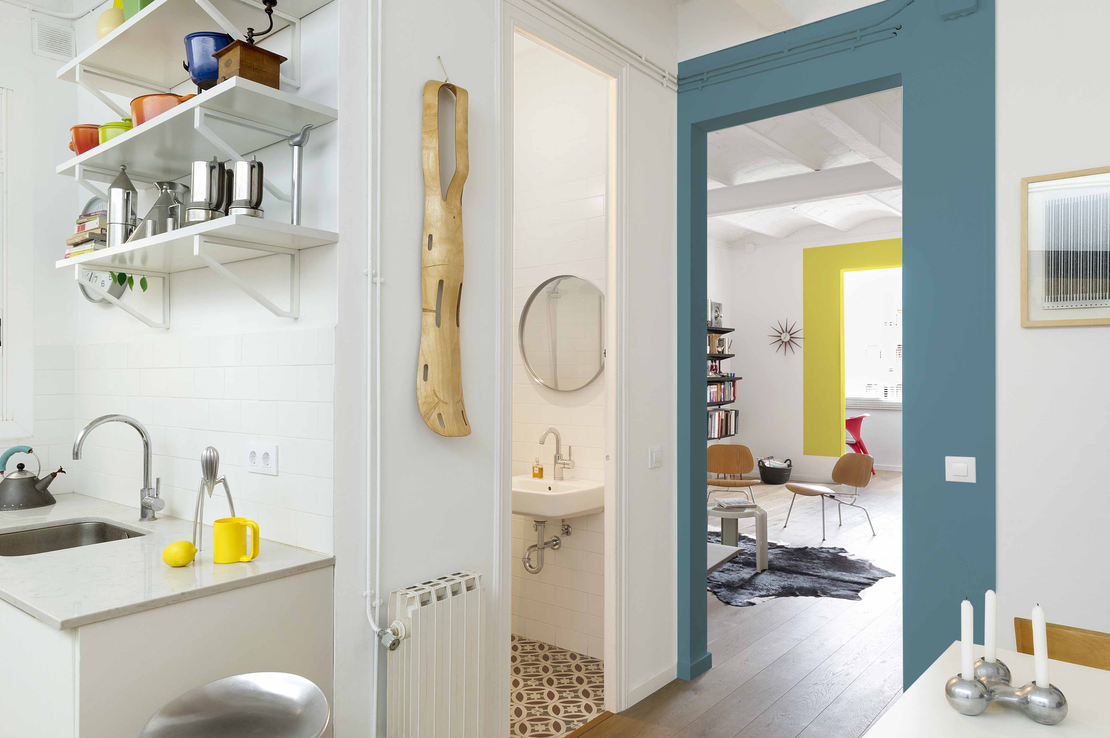 A Cosy and Vibrant Apartment with Lots of Playful Features in Barcelona by Egue y Seta (12)