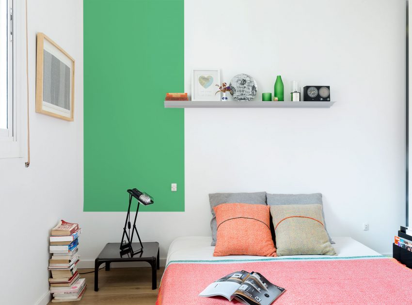 A Cosy and Vibrant Apartment with Lots of Playful Features in Barcelona by Egue y Seta (13)