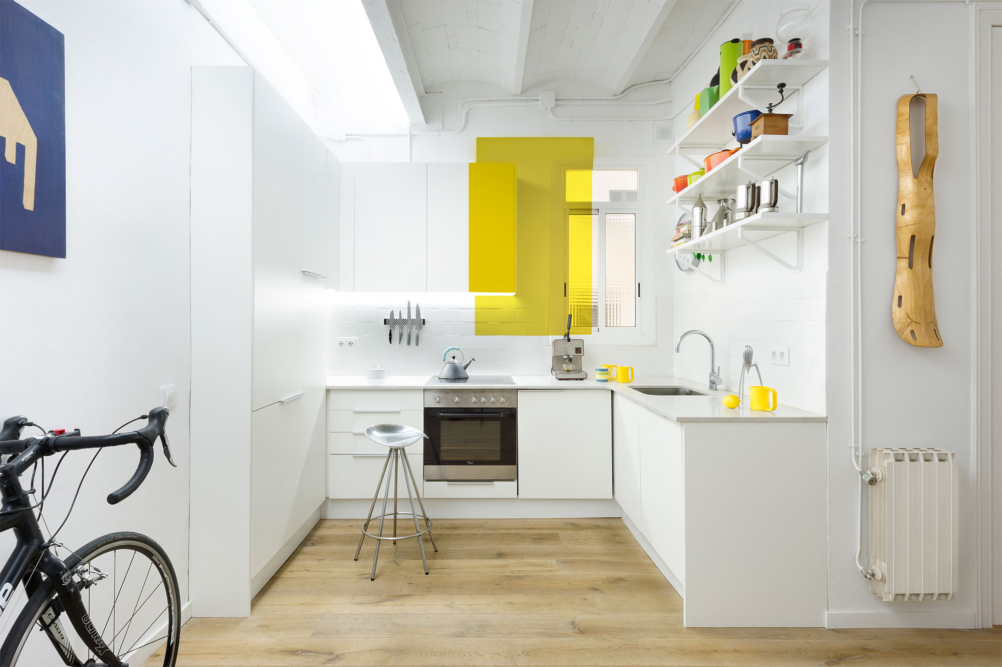 A Cosy and Vibrant Apartment with Lots of Playful Features in Barcelona by Egue y Seta (6)