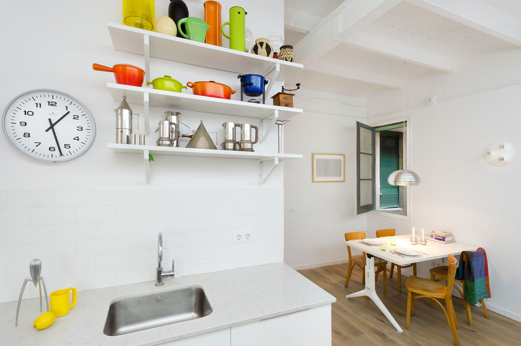 A Cosy and Vibrant Apartment with Lots of Playful Features in Barcelona by Egue y Seta (8)