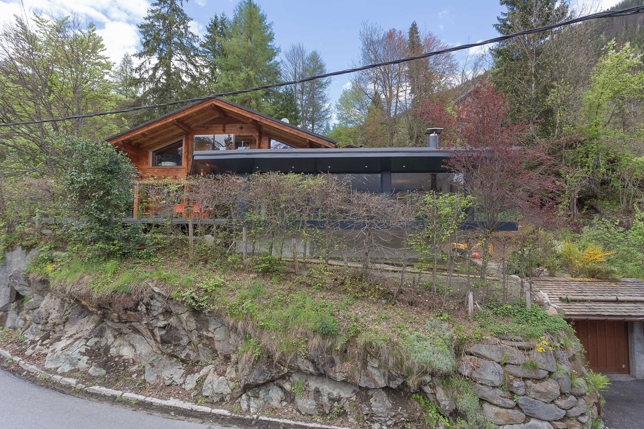 A Cozy and Charming Chalet Surrounded by Rock Faces in Les Houches by Chevallier Architectes (1)
