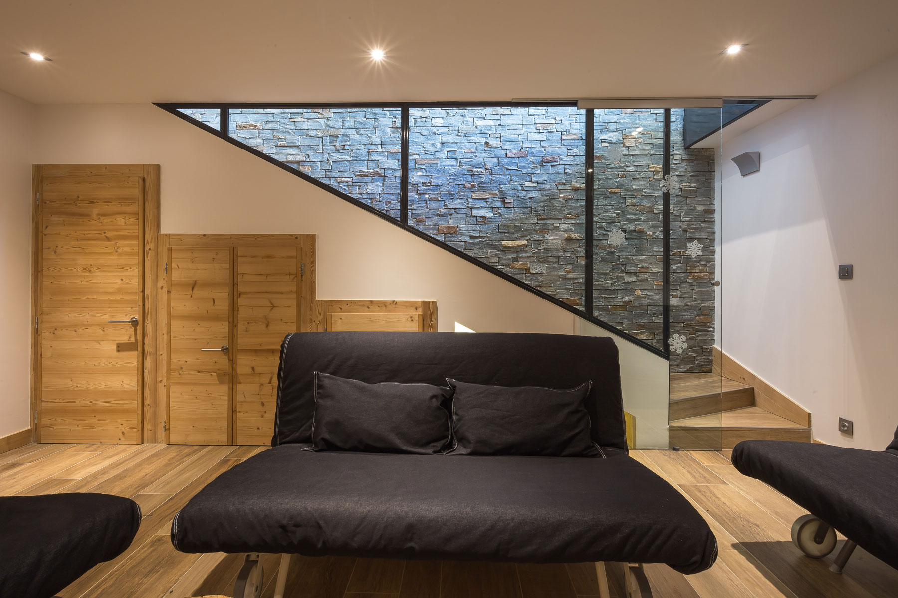 A Cozy and Charming Chalet Surrounded by Rock Faces in Les Houches by Chevallier Architectes (11)