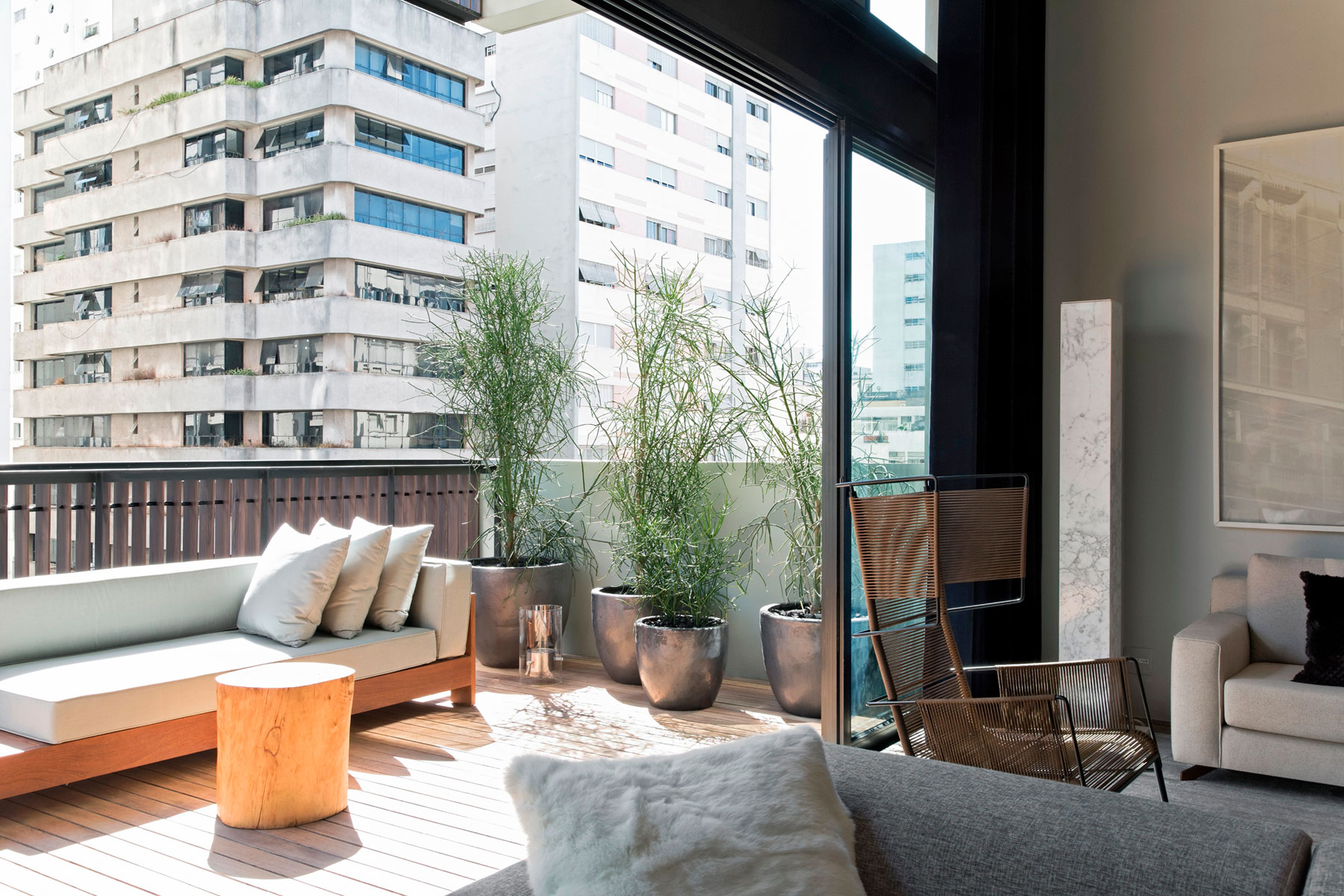 A Cozy and Elegant Contemporary Family Apartment in São Paulo by Diego Revollo Arquitetura (37)