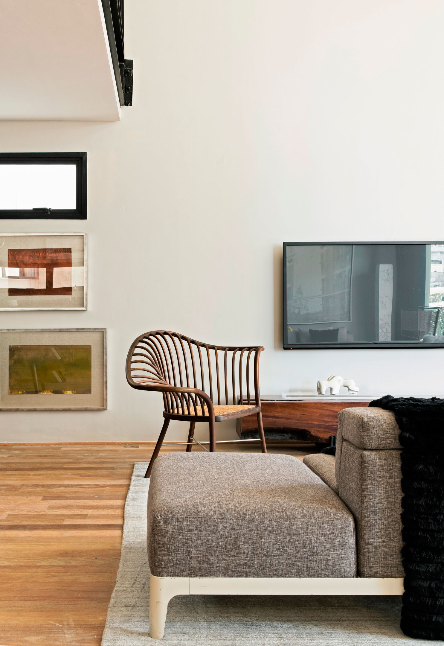A Cozy and Elegant Contemporary Family Apartment in São Paulo by Diego Revollo Arquitetura (5)