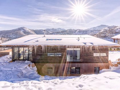 A Cozy and Sophisticated Wood-Clad Home Sits on the Mountainside in Park City, Utah