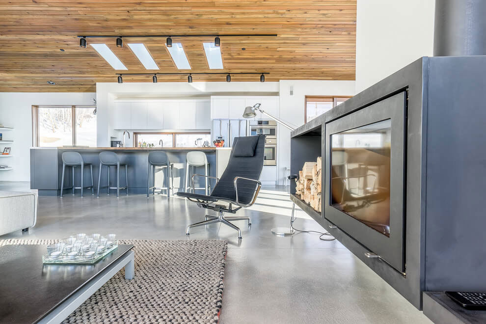 A Cozy and Sophisticated Wood-Clad Home Sits on the Mountainside in Park City, Utah by Park City Design Build (11)