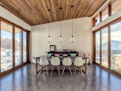 A Cozy and Sophisticated Wood-Clad Home Sits on the Mountainside in Park City, Utah by Park City Design Build (15)