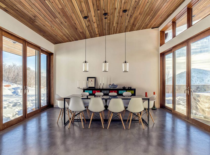 A Cozy and Sophisticated Wood-Clad Home Sits on the Mountainside in Park City, Utah by Park City Design Build (15)