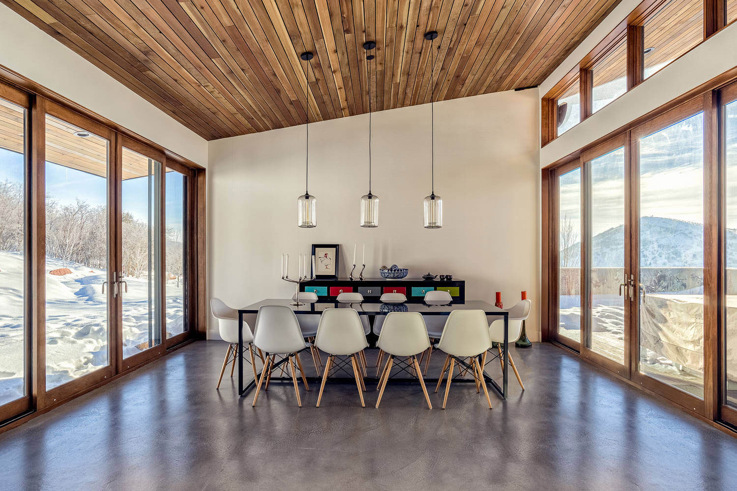 A Cozy and Sophisticated Wood-Clad Home Sits on the Mountainside in Park City, Utah by Park City Design Build (15)