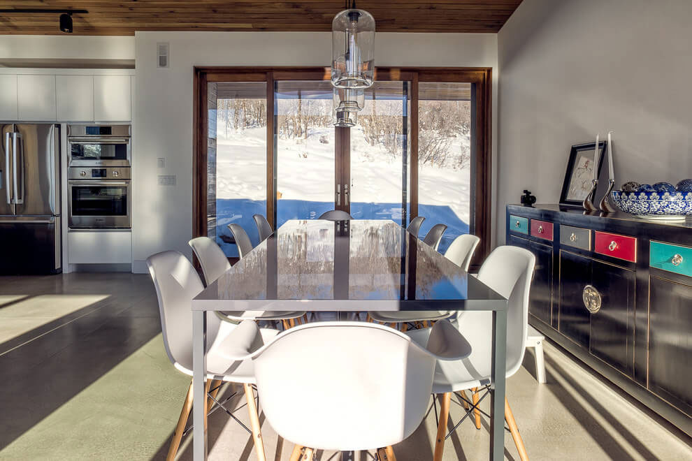 A Cozy and Sophisticated Wood-Clad Home Sits on the Mountainside in Park City, Utah by Park City Design Build (16)