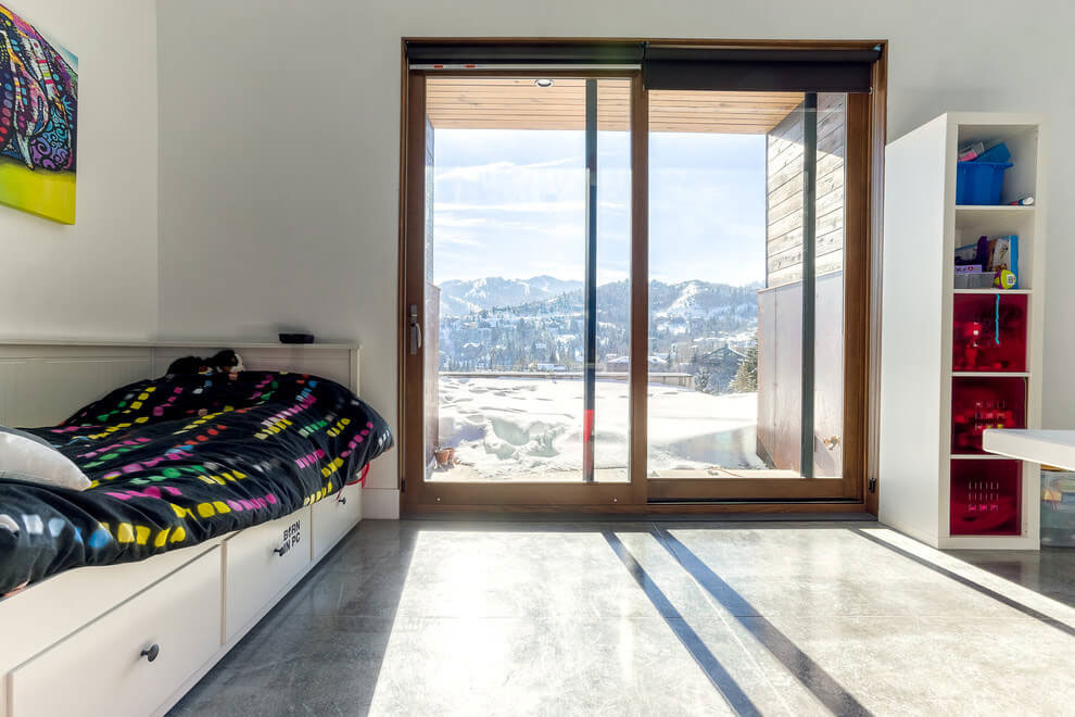 A Cozy and Sophisticated Wood-Clad Home Sits on the Mountainside in Park City, Utah by Park City Design Build (18)