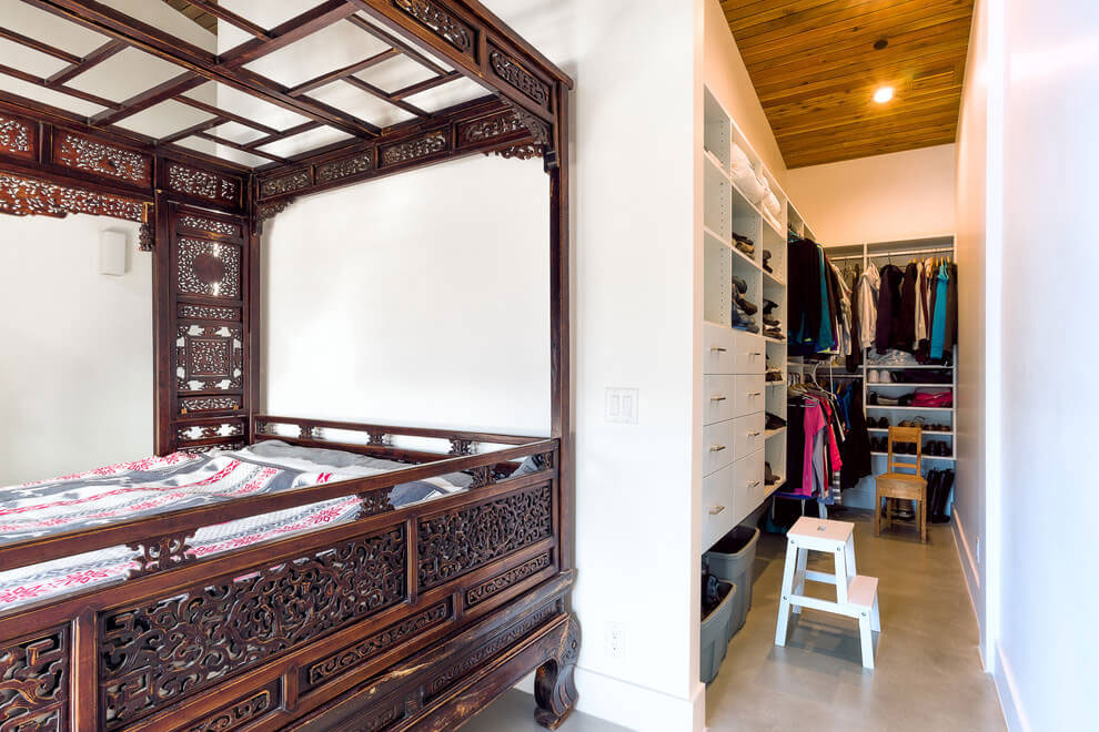 A Cozy and Sophisticated Wood-Clad Home Sits on the Mountainside in Park City, Utah by Park City Design Build (19)