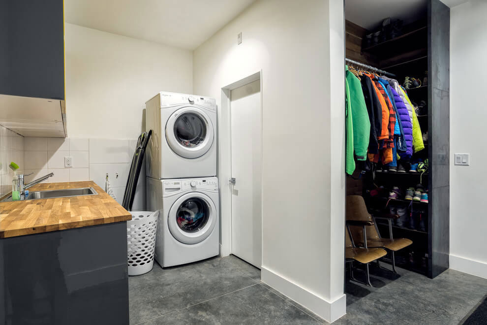 A Cozy and Sophisticated Wood-Clad Home Sits on the Mountainside in Park City, Utah by Park City Design Build (26)