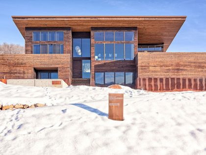 A Cozy and Sophisticated Wood-Clad Home Sits on the Mountainside in Park City, Utah by Park City Design Build (3)