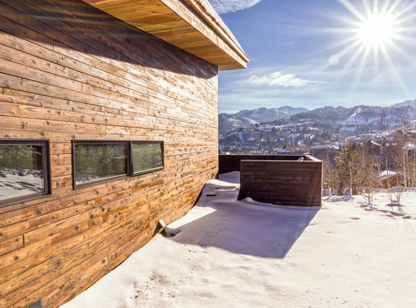 A Cozy and Sophisticated Wood-Clad Home Sits on the Mountainside in Park City, Utah by Park City Design Build (4)