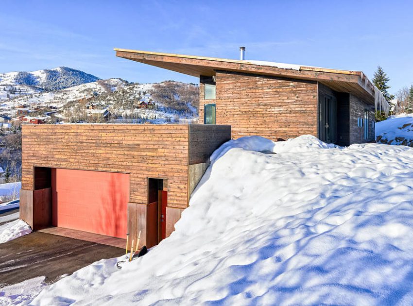 A Cozy and Sophisticated Wood-Clad Home Sits on the Mountainside in Park City, Utah by Park City Design Build (5)