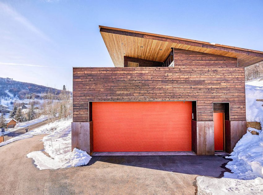 A Cozy and Sophisticated Wood-Clad Home Sits on the Mountainside in Park City, Utah by Park City Design Build (6)