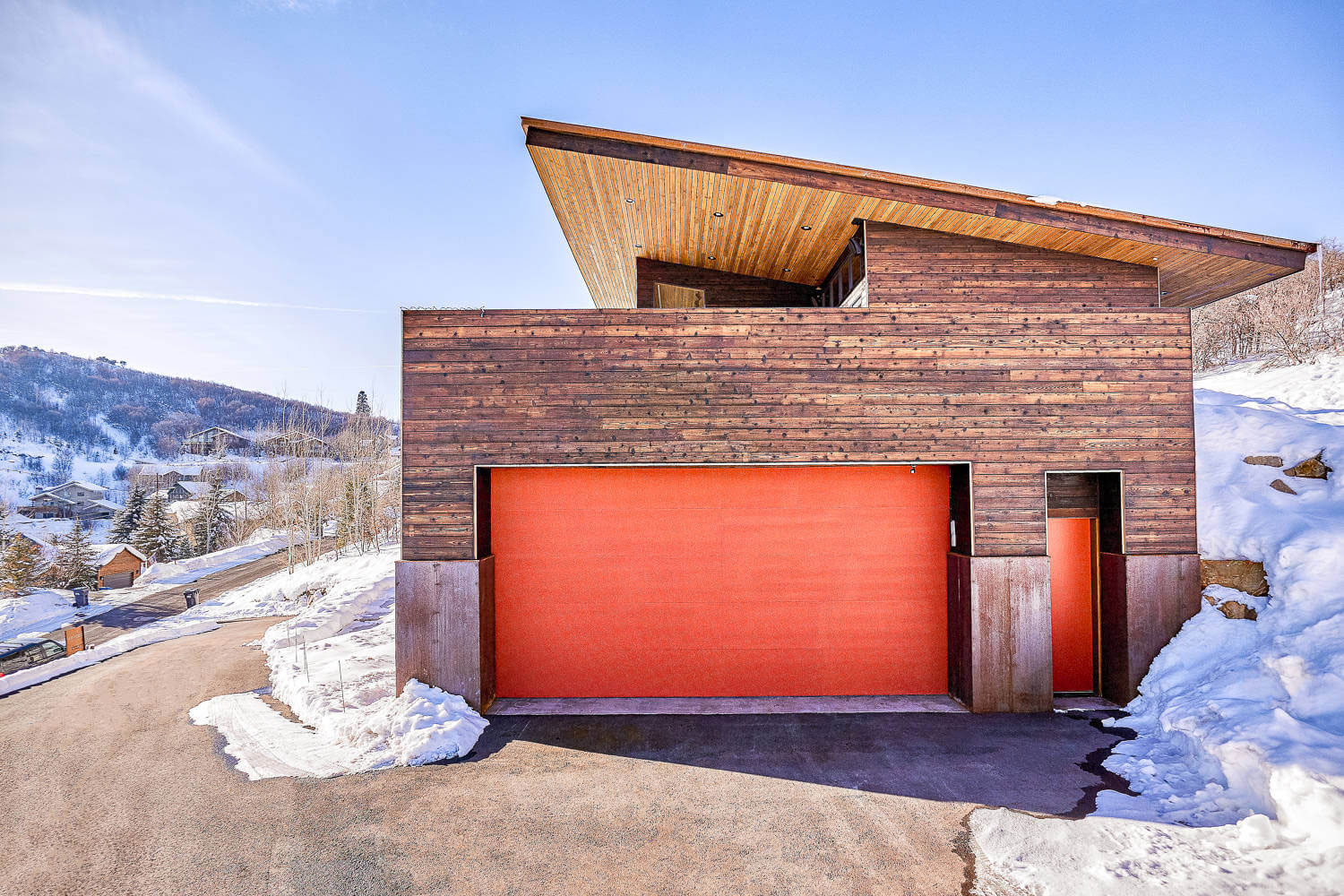 A Cozy and Sophisticated Wood-Clad Home Sits on the Mountainside in Park City, Utah by Park City Design Build (6)