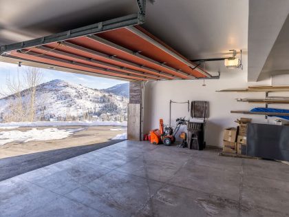 A Cozy and Sophisticated Wood-Clad Home Sits on the Mountainside in Park City, Utah by Park City Design Build (7)