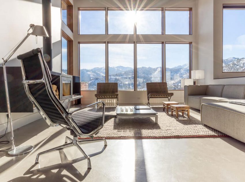 A Cozy and Sophisticated Wood-Clad Home Sits on the Mountainside in Park City, Utah by Park City Design Build (9)