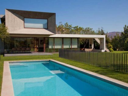 A Fascinating and Spacious Modern Concrete House with Luxurious Interiors in Chicureo, Chile by Raimundo Anguita (2)