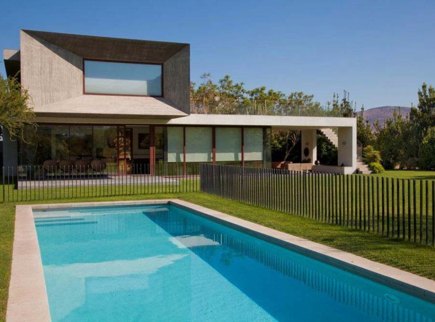 A Fascinating and Spacious Modern Concrete House with Luxurious Interiors in Chicureo, Chile by Raimundo Anguita (2)