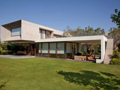 A Fascinating and Spacious Modern Concrete House with Luxurious Interiors in Chicureo, Chile by Raimundo Anguita (3)