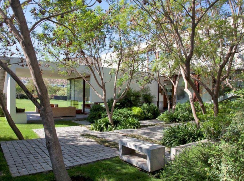 A Fascinating and Spacious Modern Concrete House with Luxurious Interiors in Chicureo, Chile by Raimundo Anguita (4)