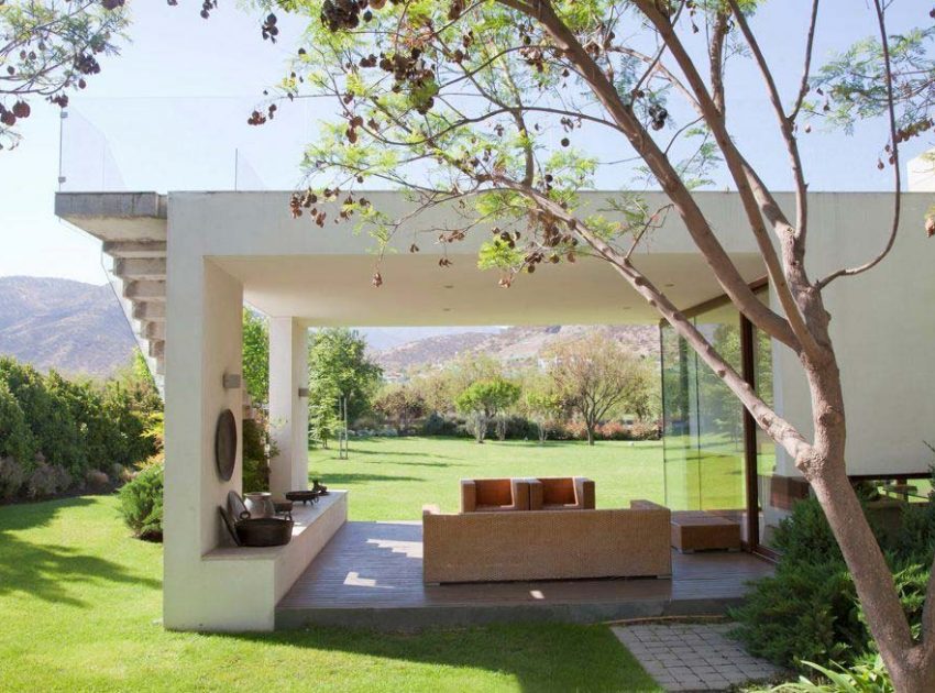 A Fascinating and Spacious Modern Concrete House with Luxurious Interiors in Chicureo, Chile by Raimundo Anguita (5)