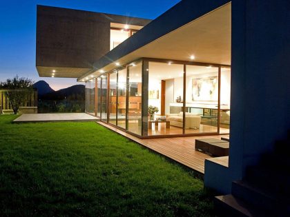 A Fascinating and Spacious Modern Concrete House with Luxurious Interiors in Chicureo, Chile by Raimundo Anguita (6)