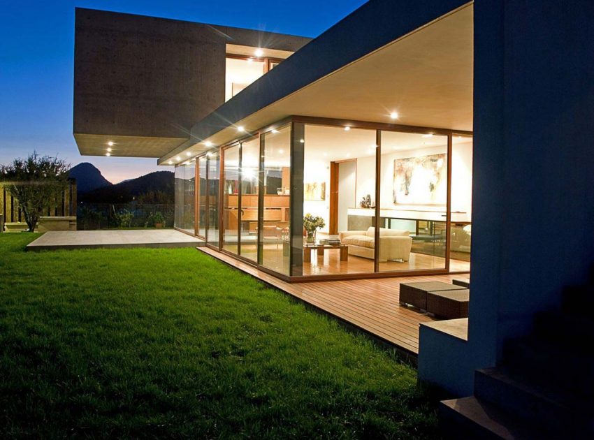 A Fascinating and Spacious Modern Concrete House with Luxurious Interiors in Chicureo, Chile by Raimundo Anguita (6)