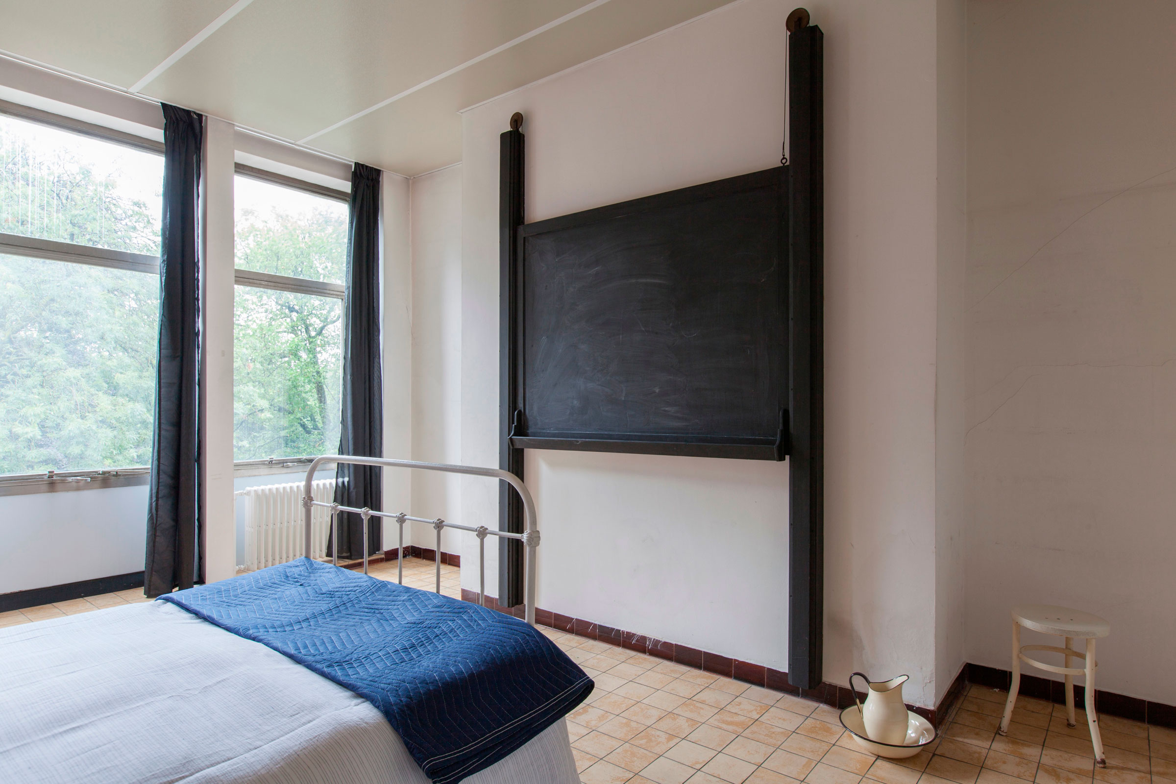 A Former Office Space Transformed Into a Vibrant and Colorful Apartment in Ghent by Dift (30)